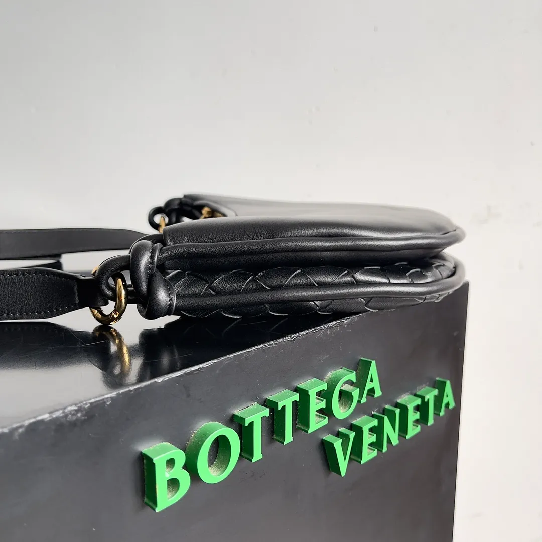 Batch 1720 BOTTEGA VENETA’s new GEMELLI MESSENGER bag Today I want to give you a super invincible and practical crossbody bag, Gemelli·Messenger This bag not only looks simple and elegant, but also has perfect practicality! The light design and lightweight body make it easy to carry whether you are shopping or traveling, making you more mobile! In fact, the shoulder strap is detachable, and you can DIY it by yourself to replace it with a chain or short armpit shoulder strap. Moreover, this shoulder strap will be wider, making it more comfortable to carry on your body! up! up! Style number: 796638 Size: 26*15*8cm